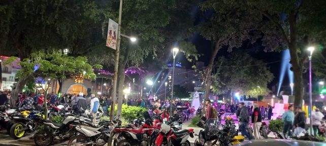 Espectacular. Cada noche es un verdadero carnaval en el centro de Termas.