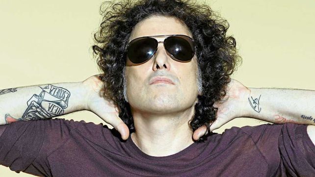 Calamaro generó polémica en las redes por compartir un video que parodia al feminismo