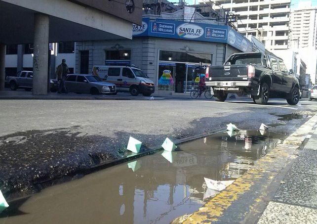 Un original reclamo por un gran charco en pleno centro