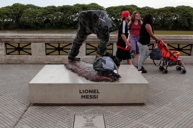 La estatua de Leo Messi en Buenos Aires fue vandalizada y así está ahora.