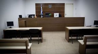 Un hombre pidió una orden de restricción para Dios porque lo responsabiliza de su desgracia