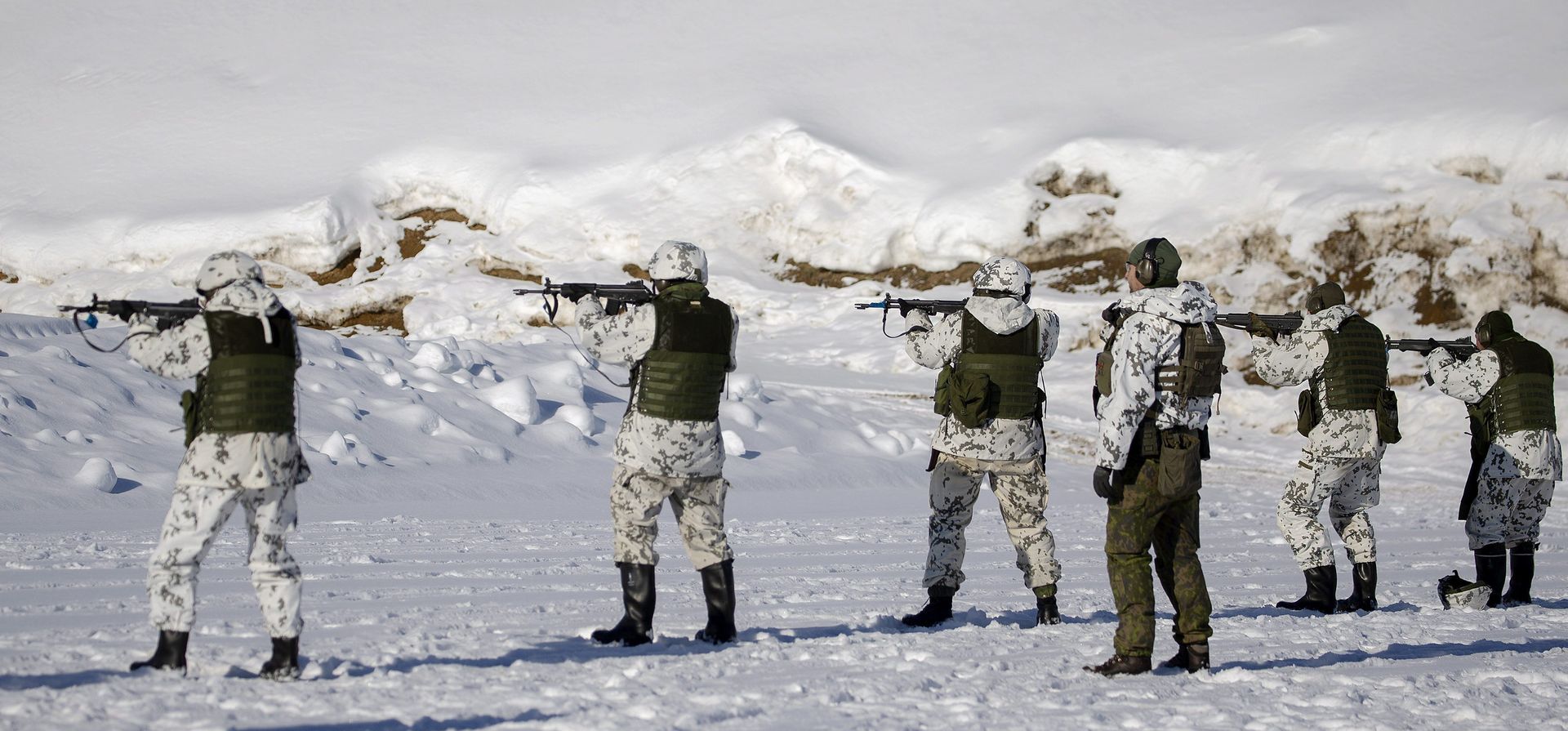Reservistas de la Brigada Karelia disparan con balas reales durante el ejercicio de defensa local Etel
