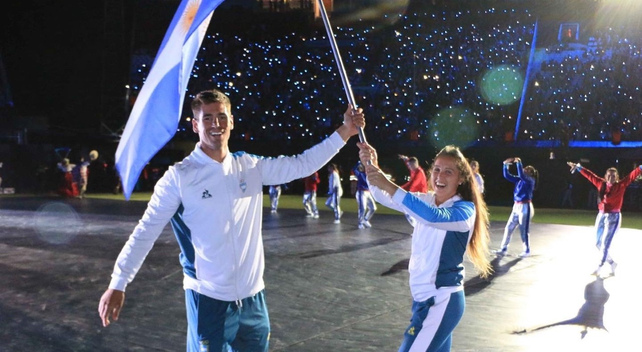 Los abanderados Rocío Sánchez Moccia y Agustín Vernice en el desfile inaugural de los Juegos Odesur.