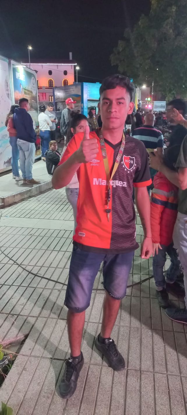 Leandro se paseó muy orgulloso por la noche santiagueña luciendo su casaca leprosa.