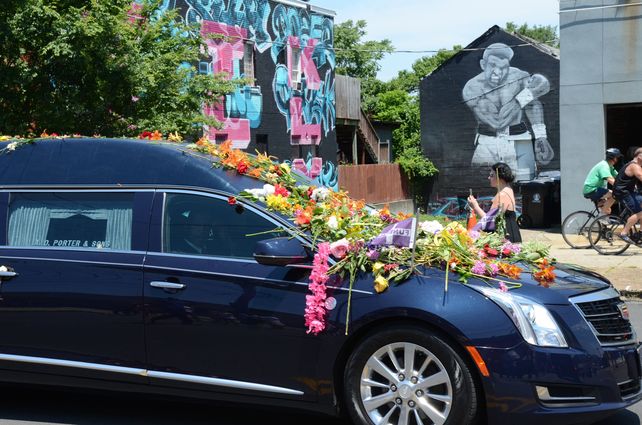 Sin consuelo. El auto que transportaba los restos del mítico deportista fue cubierto con flores por un interminable cordón de gente.
