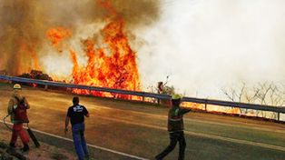 Incontenible avance del fuego por cambio de viento en C&oacute;rdoba
