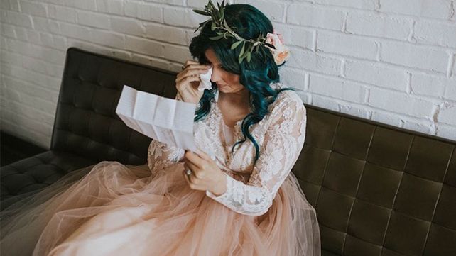 Pasó años usando una silla de ruedas y sorprendió a todos en su boda caminando hacia el altar