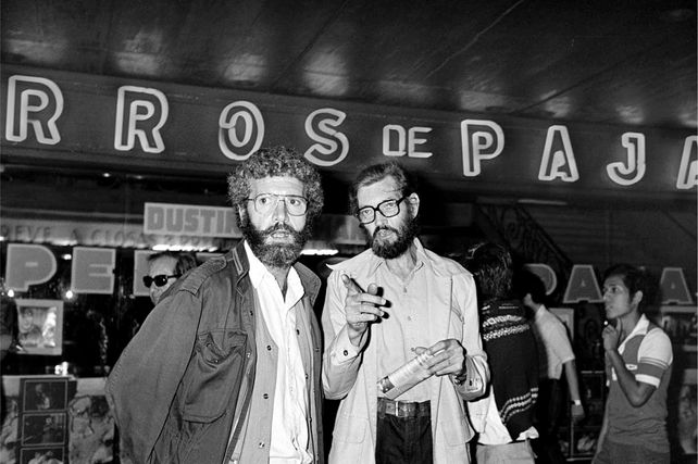 Carlos Gabetta y Julio Cortázar. El periodista rosarino lo frecuentó durante siete años en Paris y eran amigos muy estrechos. Lo vio esos días por última vez. El escritor falleció dos meses después.