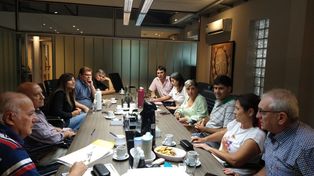 Encuentro. Los dirigentes de la Festram plantearon sus reclamos a los directivos del Centro de Jubilados y Pensionados, en Gálvez.