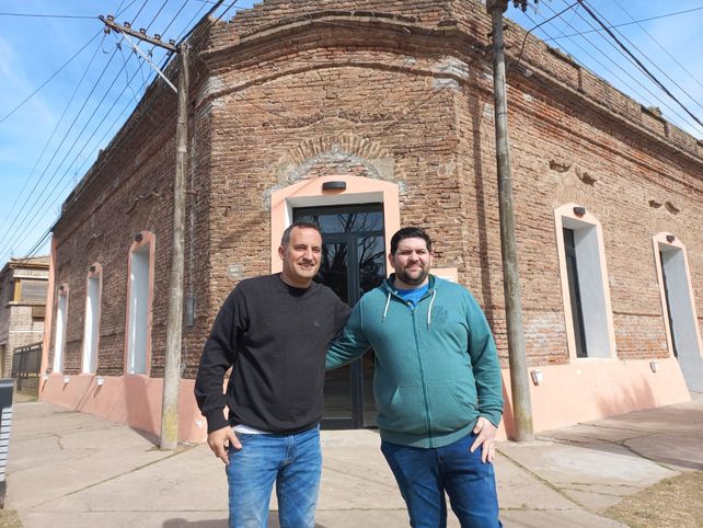 Prat e Ibarra, en el frente de lo que fuera la Casa Ferraris, de los antepasados de Martín.
