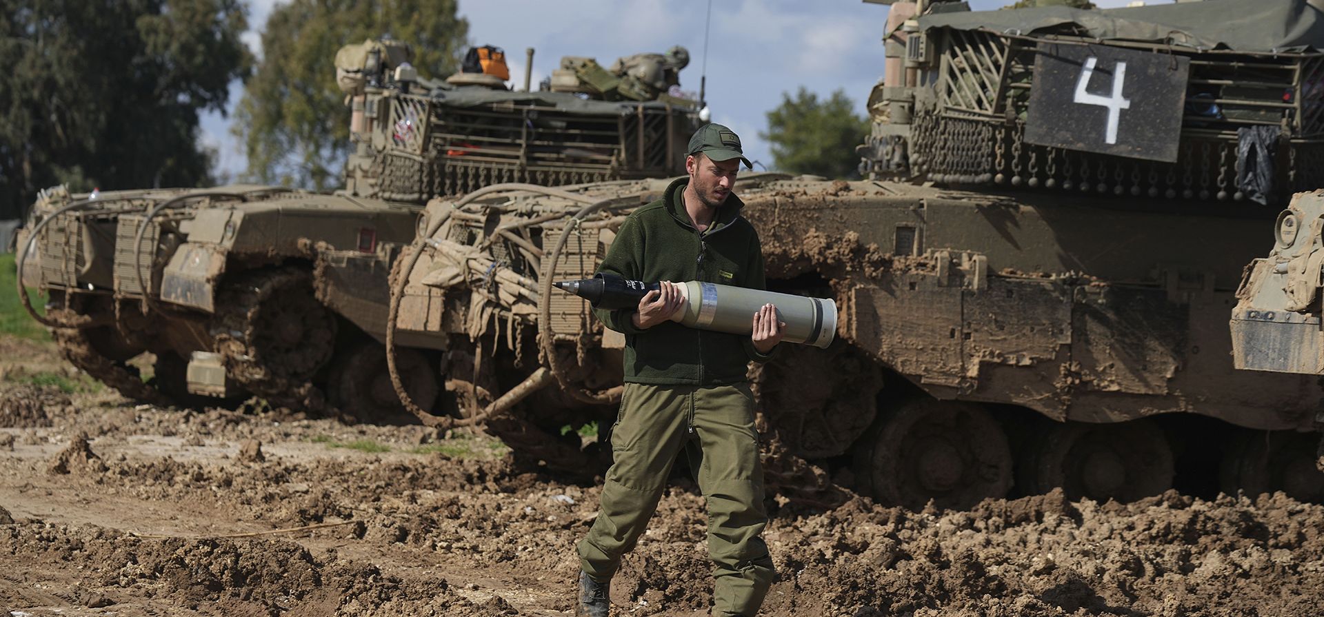 Un soldado israelí lleva un proyectil de tanque en un área de concentración en el sur de Israel, cerca de la frontera con Gaza, el jueves 1 de febrero de 2024. (Foto AP/Tsafrir Abayov) Un soldado israelí lleva un proyectil de tanque en un área de concentración en el sur de Israel, cerca de la frontera con Gaza, el jueves 1 de febrero de 2024. (Foto AP/Tsafrir Abayov)