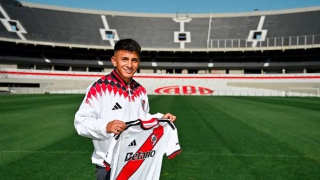Thiago Almada posa en el Monumental con la Banda Roja.