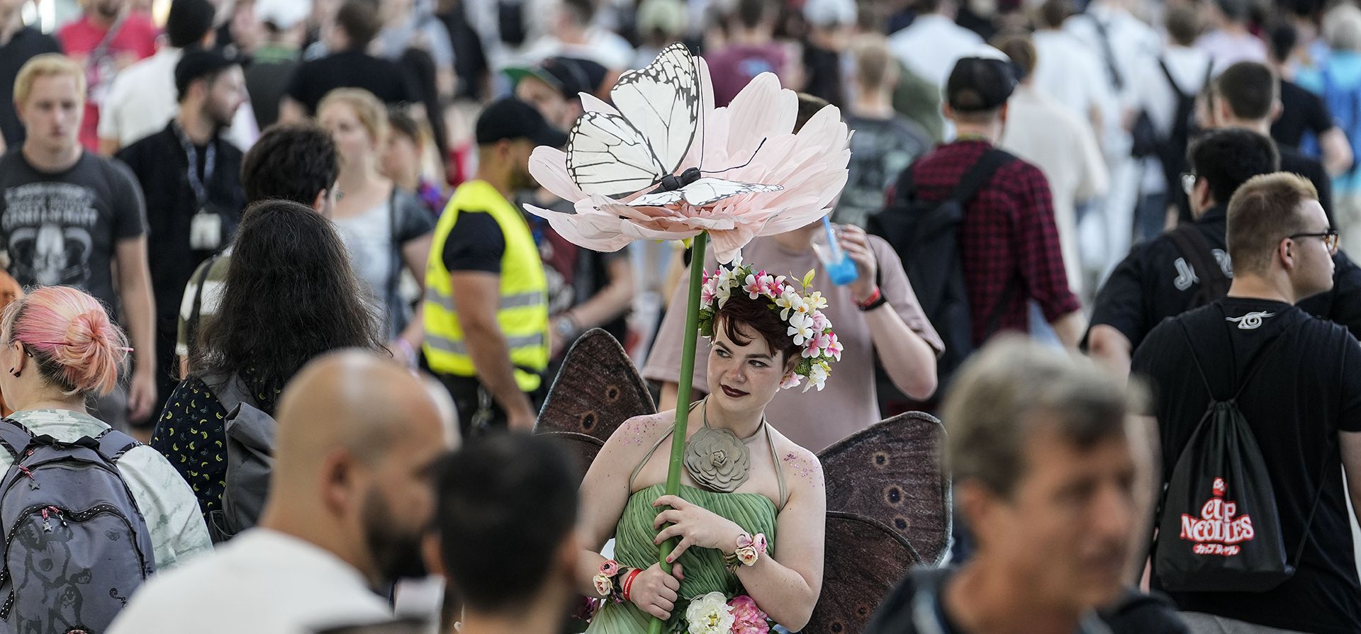 Un cosplayer camina entre los visitantes a través de los pasillos de la feria de juegos de computadora Gamescom en Colonia, Alemania. Alrededor de 1,100 expositores de 53 países esperan decenas de miles de entusiastas de los juegos diariamente por primera vez desde el COVID-19 pandemia en el evento de juegos más grande del mundo.
