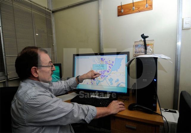 Software. Bonazzola y el mapa que genera el sistema para comprobar si hay incidentes registrados / Foto: Mauricio Centurión - Uno Santa Fe