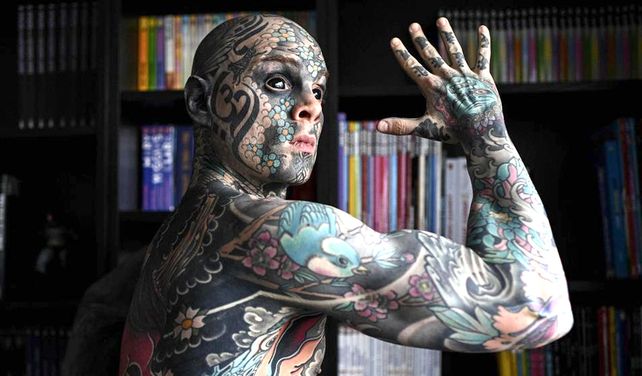 Suspenden a un docente por tener demasiados tatuajes: Freaky Hoody, un maestro particular