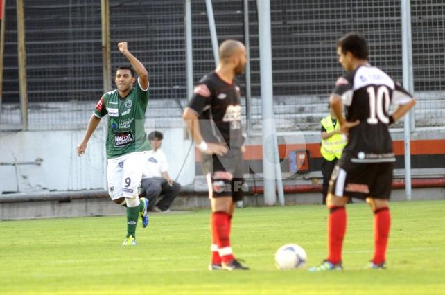 Trago amargo. Sarmiento eliminó a los rojinegros en cancha de Newells.