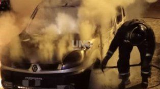 Quemacoches: le robaron las cuatro ruedas y la batería y luego incendiaron una camioneta en Villa del Parque