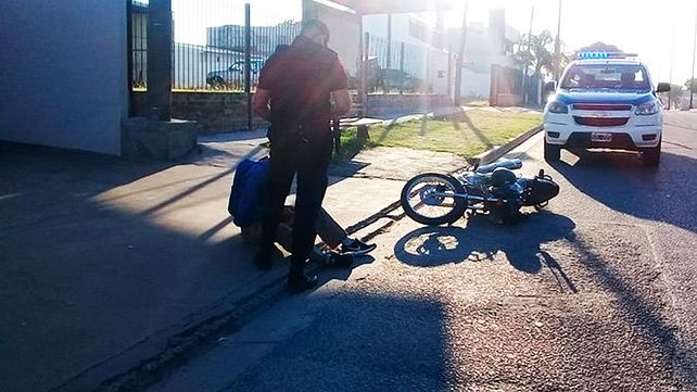 Cayó de la moto por esquivar un perro