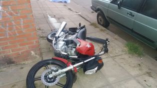 Murió un motociclista al colisionar contra un auto estacionado