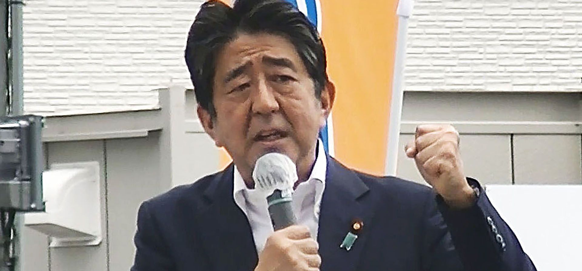 En esta imagen captura de video, el exprimer ministro japonés Shinzo Abe pronuncia un discurso de campaña en Nara, en el oeste de Japón, poco antes de que le dispararan el viernes 8 de julio de 2022.