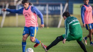 Ignacio Malcorra busca el desequilibrio frente a la marca del jugador de Sarmiento. Nacho volvió a convertir para Central.