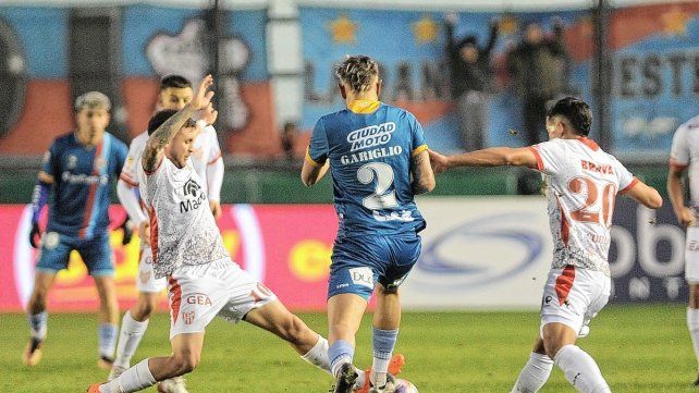 Instituto venció como visitante a Arsenal por 2-0.