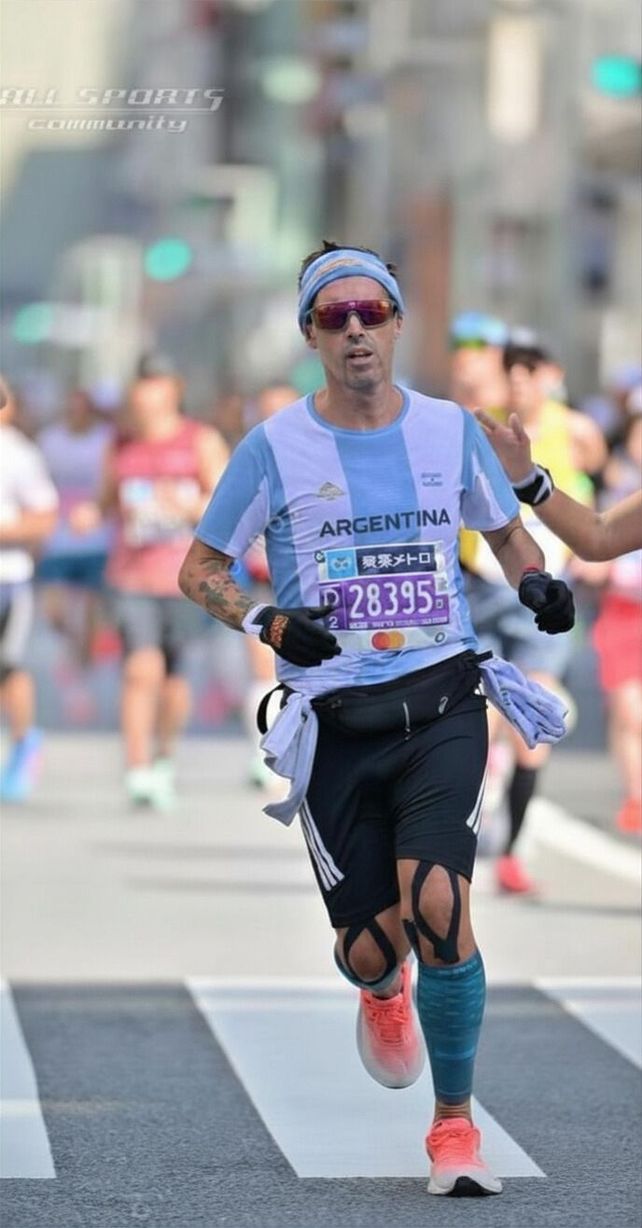 En plena competencia. Andres Ubaldi durante la exigente maratón de Tokio, con la que se concretó el Six Majors.