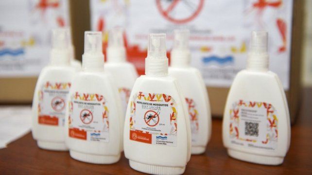 La UNER donó al municipio de Gualeguaychú 720 unidades de repelentes para mosquitos en el marco de la campaña de prevención del dengue