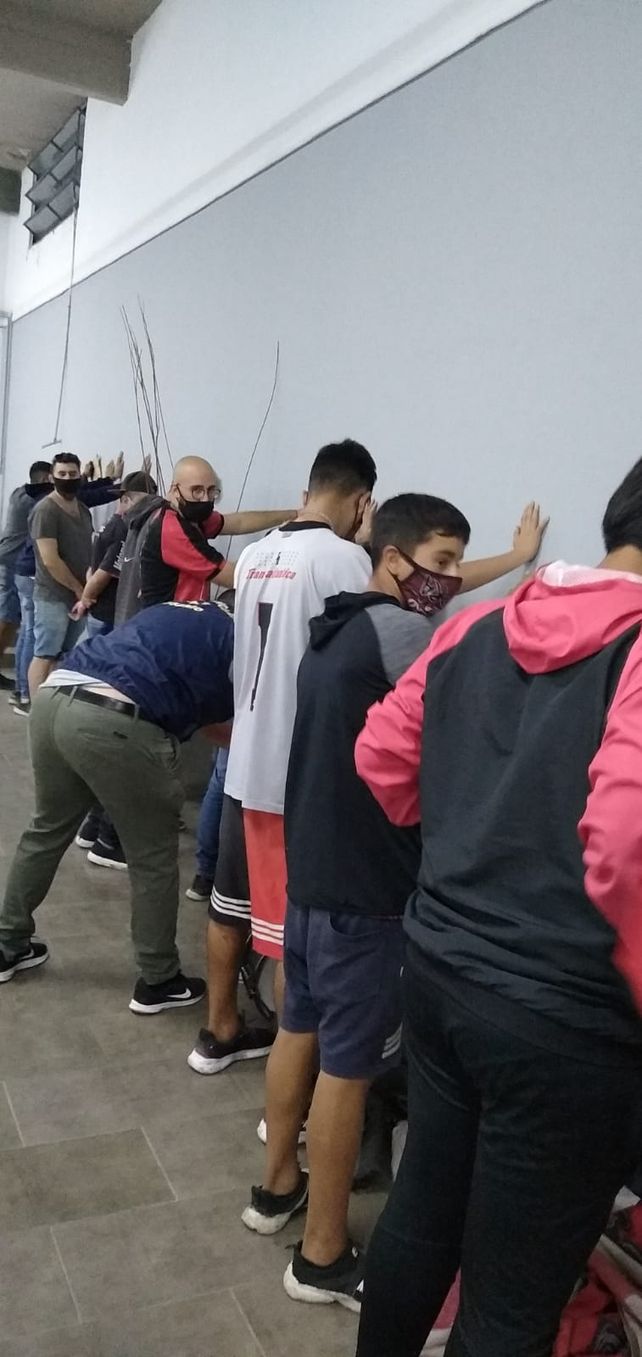 Hinchas de Newells armaron un banderazo en plena pandemia y más de 100 terminaron detenidos