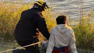 Rescataron a una pareja que cayó al río Paraná mientras una de las personas orinaba