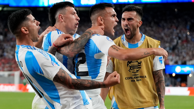Lautaro Martínez grita su gol, con desahogo, junto a Nico González, Licha Martínez y Cuti Romero. Argentina le ganó 1 a 0 a Chile.