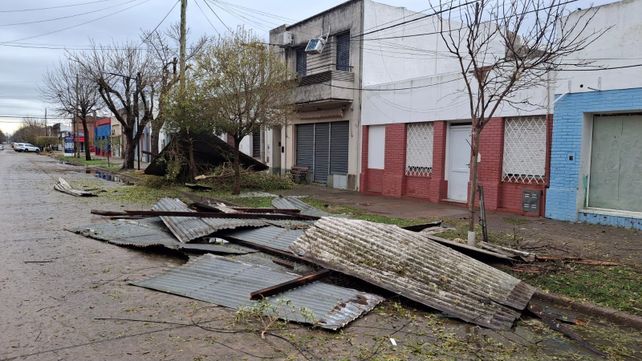 Despliegan operativo de Defensa Civil en Las Rosas y San Genaro tras el fuerte temporal