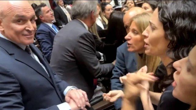 Escándalo en el Congreso: diputadas kirchneristas increparon a Espert y la sesión terminó a los empujones