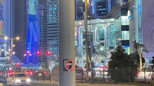 Los hinchas de Newells pegaron stickers con los escudos del club en las calles de Doha.
