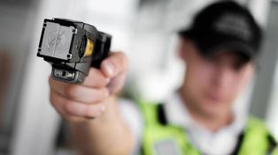 El gobierno de Santa Fe implementará pistolas Taser para las fuerzas de seguridad