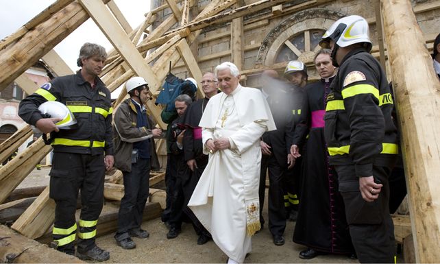 El papa Benedicto XVI visit&oacute; la zona del sismo en Italia