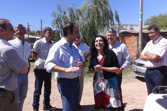 Corral y Bifarello durante la inspección de las obras de cloacas en el populso barrio Santa Rosa de Lima