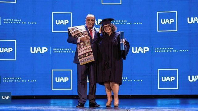 Símbolo. Cuando mi hija fue a recibir el diploma el rector (Mag. Horacio Rizzo ) se puso una capulana