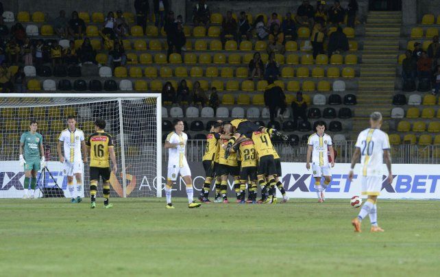 Tropiezo. Central cometió errores defensivos que le costaron la derrota en Chile.