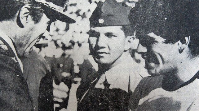 &nbsp;El general Jáuregui hace entrega de la medalla recordatoria a Diego Maradona.