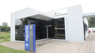 Un hombre quedó detenido en la noche de este lunes en la comisaría 12, acusado de haber agredido a su mujer y su hijo.
