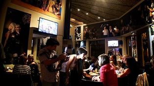Un bar para apagar el celular, desconectarse y que la cuenta sea más barata