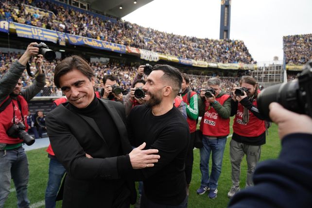 En paz. Sanguinetti y Tevez se saludan después del partido.