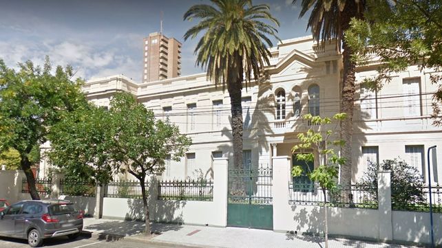 El frente del Colegio El Calvario fue escenario del asalto a la mujer y el robo del auto de otro progenitos