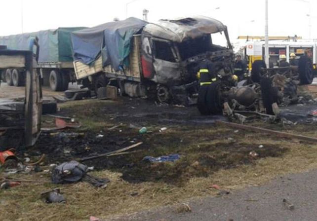Fatal. Así quedó uno de los camiones luego del siniestro. Foto: FM Fusión.