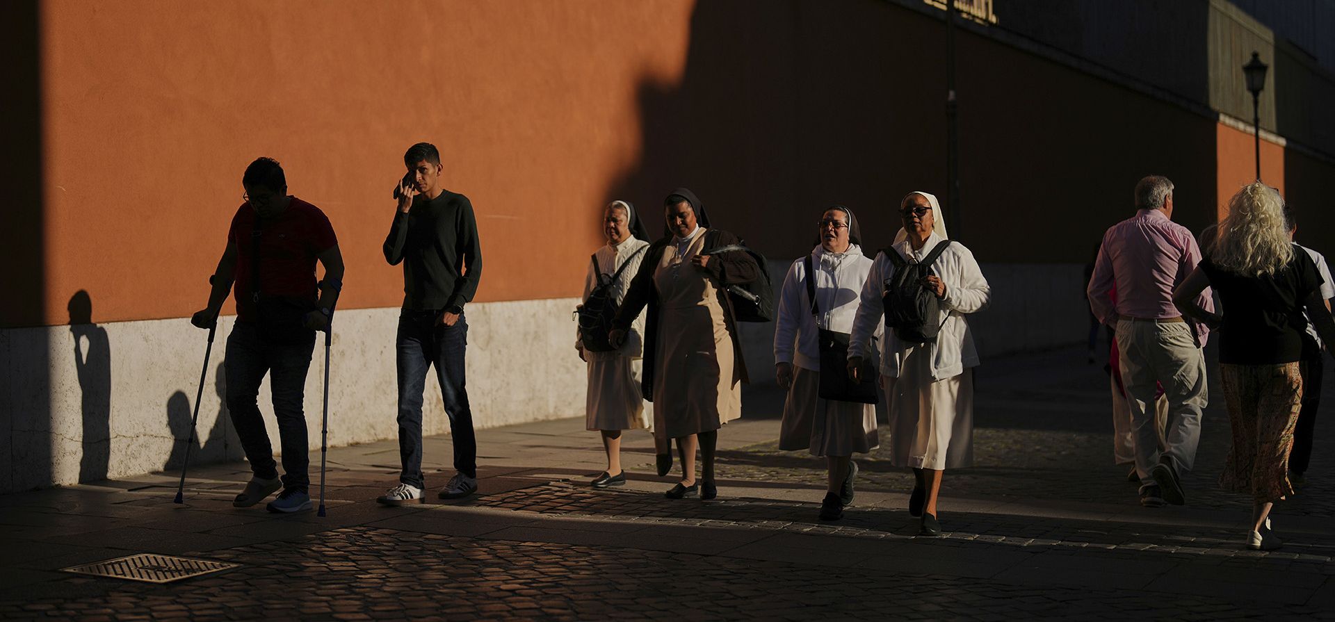 Monjas caminan hacia la plaza de San Pedro en el séptimo de los nueve días de luto por el difunto papa Francisco, en el Vaticano, el viernes 2 de mayo de 2025. (Foto AP/Francisco Seco) Monjas caminan hacia la plaza de San Pedro en el séptimo de los nueve días de luto por el difunto papa Francisco, en el Vaticano, el viernes 2 de mayo de 2025. (Foto AP/Francisco Seco)