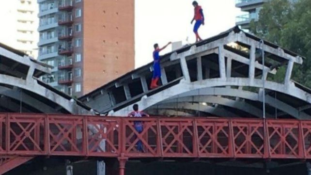 En peligro. El techo de fibrocemento del galpón municipal desde donde cayó el joven disfrazado.