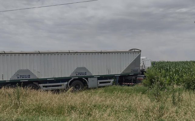Tras el impacto, el camión se desplazó varios metros y terminó sobre un sembradío de maíz.