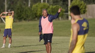 Russo brindó muchas indicaciones en el último ensayo de Central antes del debut ante Liverpool.
