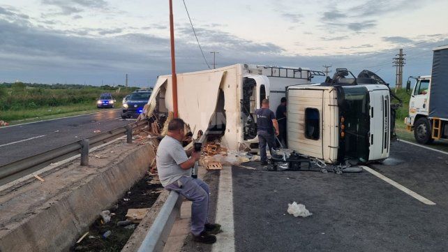Camión que transportaba pollos volcó y la carga fue saqueada